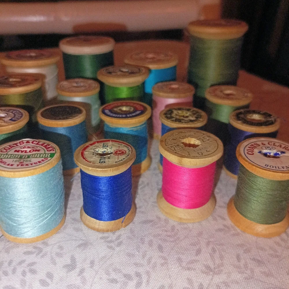 Vintage Assorted Sewing Thread With Wooden Spools Collection - Picture 3 of 7